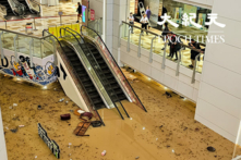Hôm 08/09/2023, cơn bão Haikui đổ bộ vào khu vực Quảng Đông và Hồng Kông. Ảnh chụp cảnh tượng mưa bão tràn vào làm ngập lối ra của ga tàu điện ngầm Wong Tai Sin, Hồng Kông. (Ảnh: Tống Bích Long/Epoch Times)
