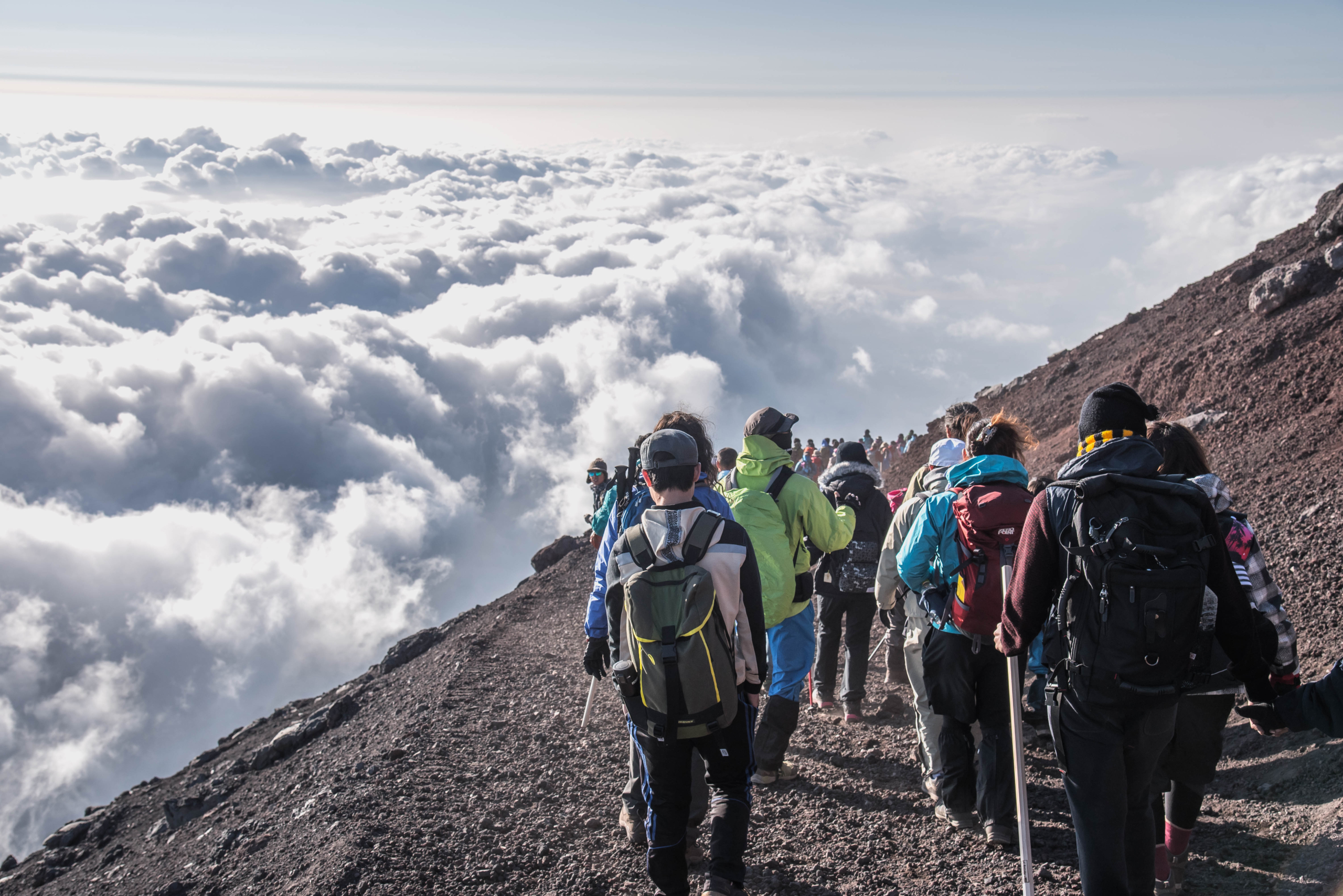 Những người leo núi và biển mây trên núi Phú Sĩ. (Ảnh: Shutterstock)
