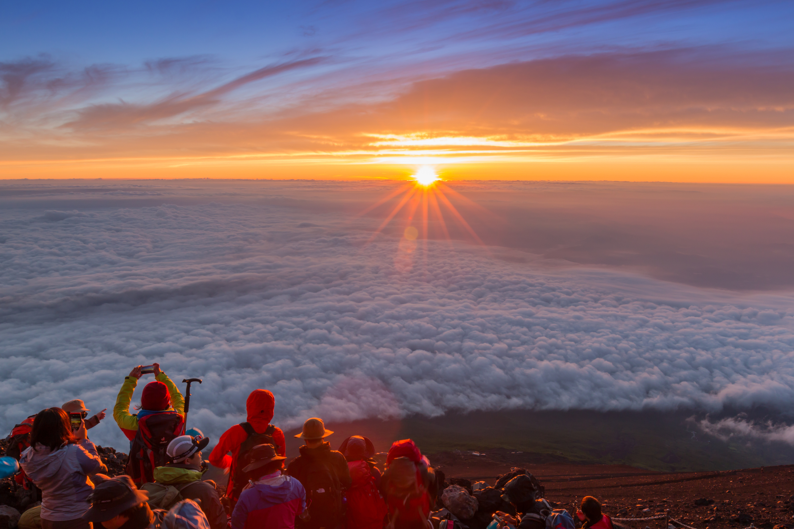 Người leo núi đang tận hưởng ánh bình minh trên đỉnh núi Phú Sĩ. (Ảnh: Shutterstock)