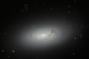 Bức ảnh mới của NASA cho thấy một thiên hà dạng thấu kính ‘đẹp như mơ’
