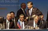 Ngày 24/08/2023, tại Hội nghị thượng đỉnh BRICS 2023 được tổ chức tại Trung tâm Hội nghị Sandton ở Johannesburg, Chủ tịch Trung Quốc Tập Cận Bình (phía trên bên phải) đi ngang qua Ngoại trưởng Nga Sergey Lavrov (phía trước bên phải) và Bộ trưởng Ngoại giao Trung Quốc Vương Nghị (phía trước ở giữa). (Ảnh: Marco Longari/POOL/AFP qua Getty Images)