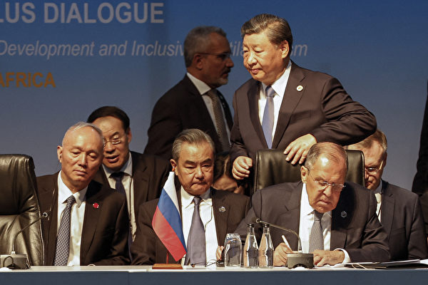 Ngày 24/08/2023, tại Hội nghị thượng đỉnh BRICS 2023 được tổ chức tại Trung tâm Hội nghị Sandton ở Johannesburg, Chủ tịch Trung Quốc Tập Cận Bình (phía trên bên phải) đi ngang qua Ngoại trưởng Nga Sergey Lavrov (phía trước bên phải) và Bộ trưởng Ngoại giao Trung Quốc Vương Nghị (phía trước ở giữa). (Ảnh: Marco Longari/POOL/AFP qua Getty Images)