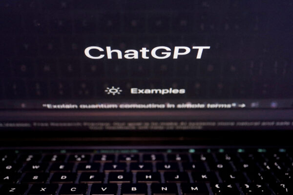 Một bàn phím được phản chiếu trên màn hình máy tính đang hiển thị trang web ChatGPT, một chatbot AI của OpenAI, trong bức ảnh minh họa này chụp vào ngày 08/02/2023. (Ảnh: Florence Lo/Reuters)