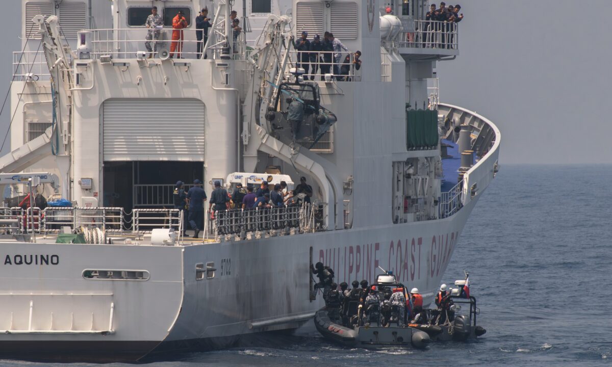 Thủy thủ trong Lực lượng Tuần Duyên Philippines tham gia cuộc tập trận ba bên với Lực lượng Tuần Duyên Nhật Bản và Mỹ ở Biển Đông ngoài khơi tỉnh Bataan của Luzon hôm 06/06/2023. (Ảnh: Jes Aznar/Getty Images)