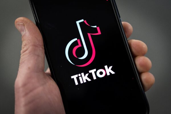 Logo của TikTok trên iPhone ở London hôm 28/02/2023. (Ảnh: Dan Kitwood/Getty Images)