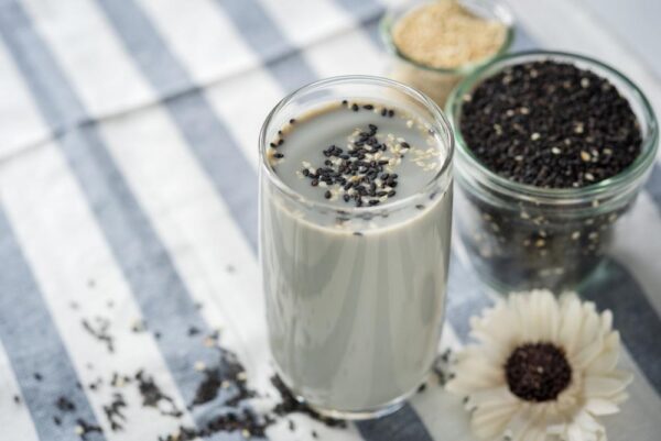 Sữa đậu nành mè đen. (Ảnh: Here Asia/Shutterstock)