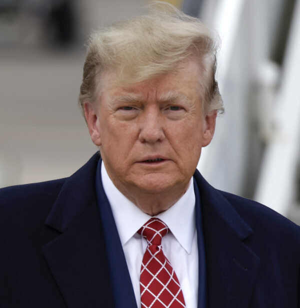 Cựu Tổng thống Hoa Kỳ Donald Trump tại Phi trường Aberdeen ở Scotland, hôm 01/05/2023. (Ảnh: Jeff J Mitchell/Getty Images)