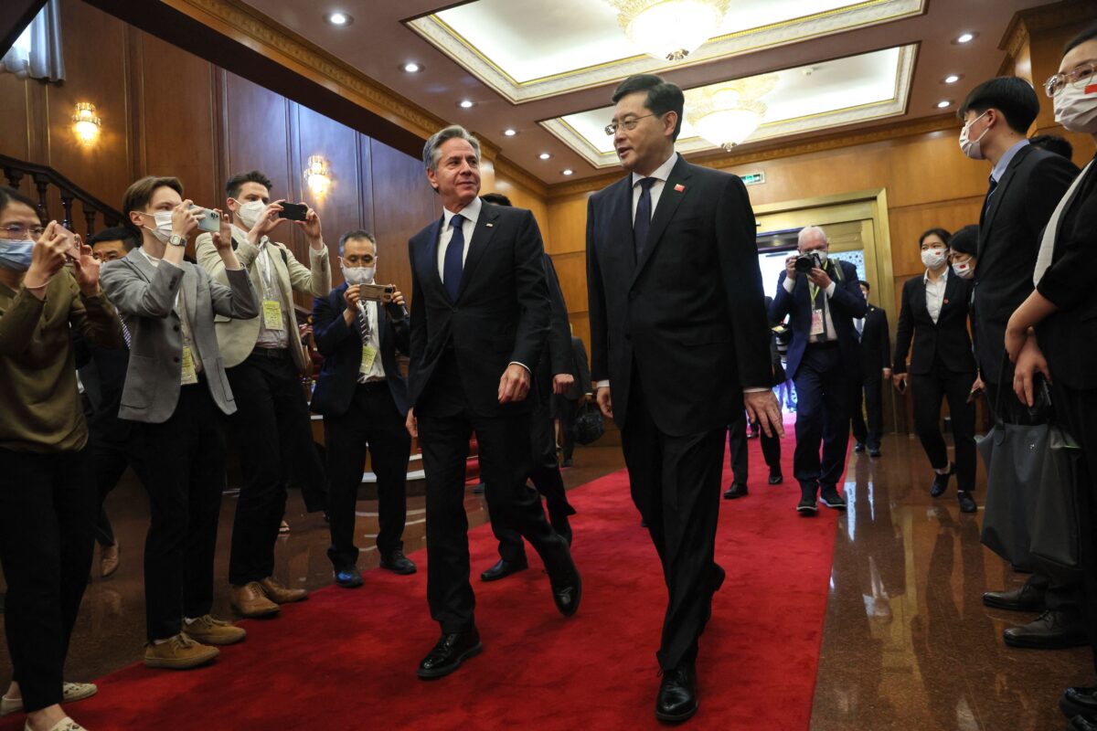 Ngoại trưởng Hoa Kỳ Antony Blinken (trái) đi cùng Ngoại trưởng Trung Quốc Tần Cương (phải) trước cuộc họp tại Nhà khách Quốc gia Điếu Ngư Đài ở Bắc Kinh hôm 18/06/2023. (Ảnh: Leah Millis/Pool/AFP qua Getty Images)