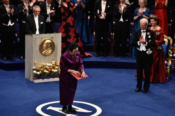 Giáo sư Đồ U U, người đoạt giải Nobel về Sinh lý học và Y học, bày tỏ sự cảm ơn với những tràng pháo tay sau khi nhận giải Nobel tại Lễ trao giải Nobel tại Phòng hòa nhạc vào ngày 10/12/2015, ở Stockholm, Thụy Điển. (Ảnh: Pascal Le Segretain/Getty Images)