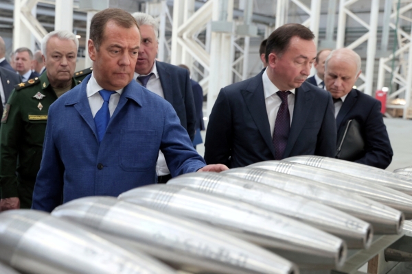 Phó Chủ tịch Hội đồng An ninh Nga Dmitry Medvedev kiểm tra việc sản xuất vũ khí khi ông đến thăm Nhà máy Cơ khí Thử nghiệm Aleksinsky ở thị trấn Aleksin thuộc vùng Tula, Nga, hôm 15/06/2023. (Ảnh: Sputnik/Yekaterina Shtukina/Pool qua Reuters)