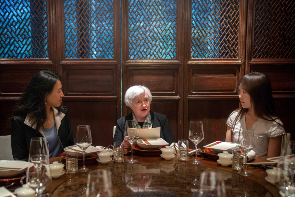 Bộ trưởng Ngân khố Hoa Kỳ Janet Yellen (Giữa) trò chuyện trong bữa tiệc trưa bàn công việc với các nhà kinh tế ở Bắc Kinh hôm 08/07/2023. (Ảnh: Mark Schiefelbein/Pool/AFP qua Getty Images)