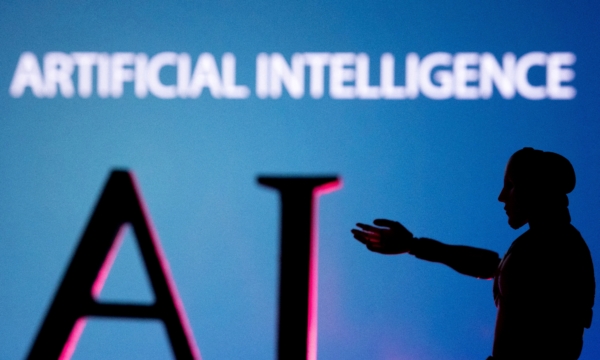 Hình ảnh dòng chữ AI (Trí tuệ Nhân tạo) và hình ảnh robot thu nhỏ hôm 23/06/2023. (Ảnh: Dado Ruvic/Reuters)