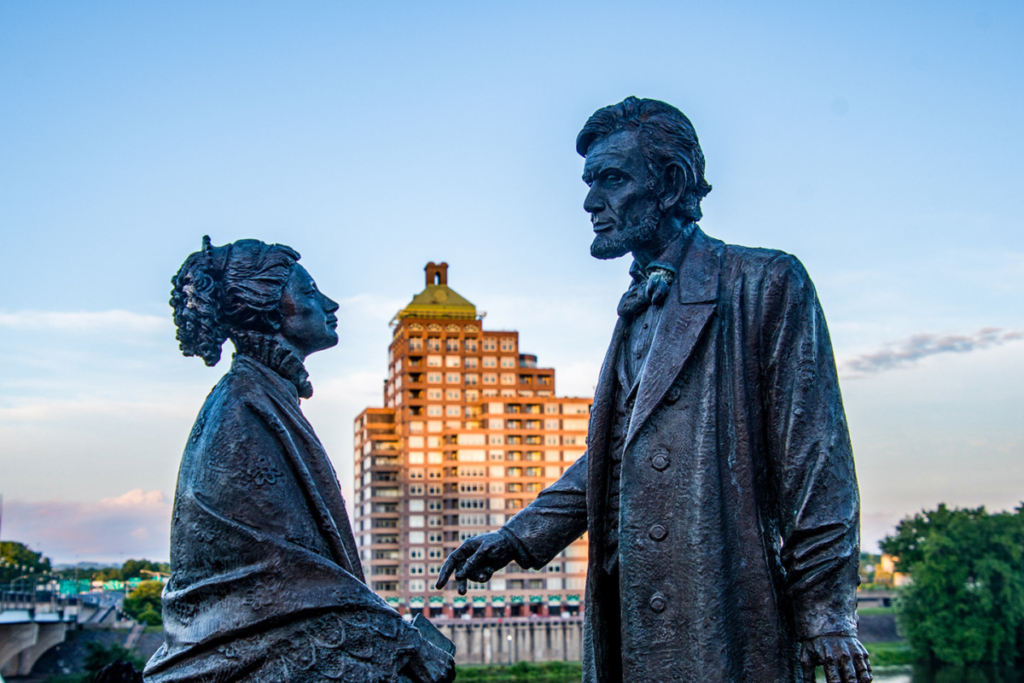 Tượng đài bằng đồng tưởng niệm cuộc gặp gỡ năm 1862 giữa cố tổng thống Lincoln và nhà văn Stowe trên Đại lộ Columbus và Phố State ở Hartford, tiểu bang Connecticut. (Ảnh: Jay Gao/Shutterstock)