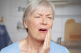 Các bệnh về miệng như vết loét và hơi thở hôi có thể gây đau và xấu hổ. (Ảnh: Agenturfotografin/Shutterstock)