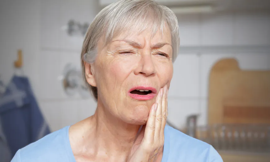 Các bệnh về miệng như vết loét và hơi thở hôi có thể gây đau và xấu hổ. (Ảnh: Agenturfotografin/Shutterstock)