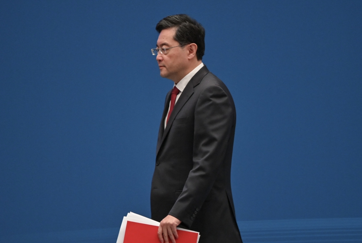 Ông Tần Cương, Ủy viên Quốc vụ viện kiêm Bộ trưởng Ngoại giao Trung Quốc, bước ra khỏi sân khấu sau khi nói chuyện trong lễ khai mạc Diễn đàn Lanting ở Thượng Hải, hôm 21/04/2023. (Ảnh: Hector Retamal/AFP qua Getty Images)