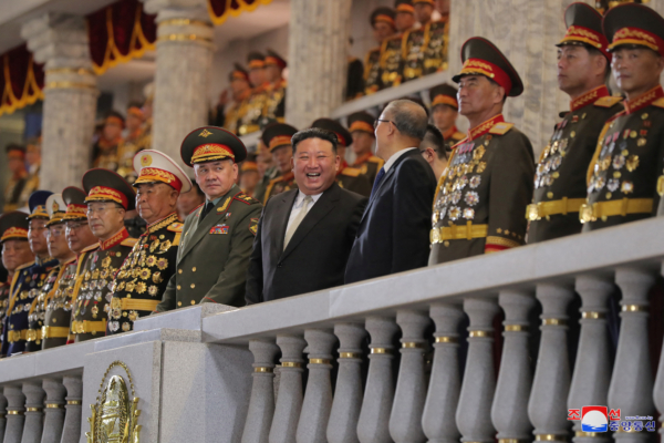 Nhà lãnh đạo Bắc Hàn Kim Jong Un, Ủy viên Bộ Chính trị Đảng Cộng sản Trung Quốc Lý Hồng Trung, và Bộ trưởng Quốc phòng Nga Sergei Shoigu tham dự cuộc duyệt binh kỷ niệm 70 năm ký Hiệp định đình chiến trong Chiến tranh Triều Tiên ở Bình Nhưỡng, Bắc Hàn, hôm 27/07/2023. (Ảnh: KCNA via Reuters)