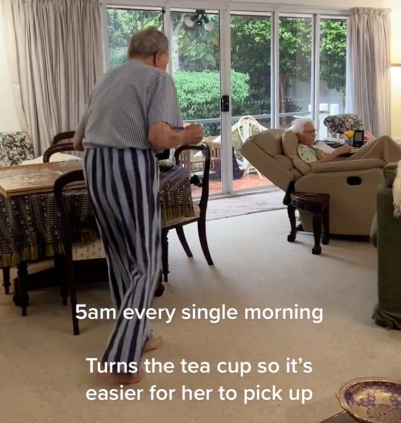 Ảnh chụp màn hình ông Hart mang tách trà cho bà Hart vào lúc 5 giờ sáng hàng ngày. (Ảnh: Đăng dưới sự cho phép của cô Tina Fulton-Kennedy)