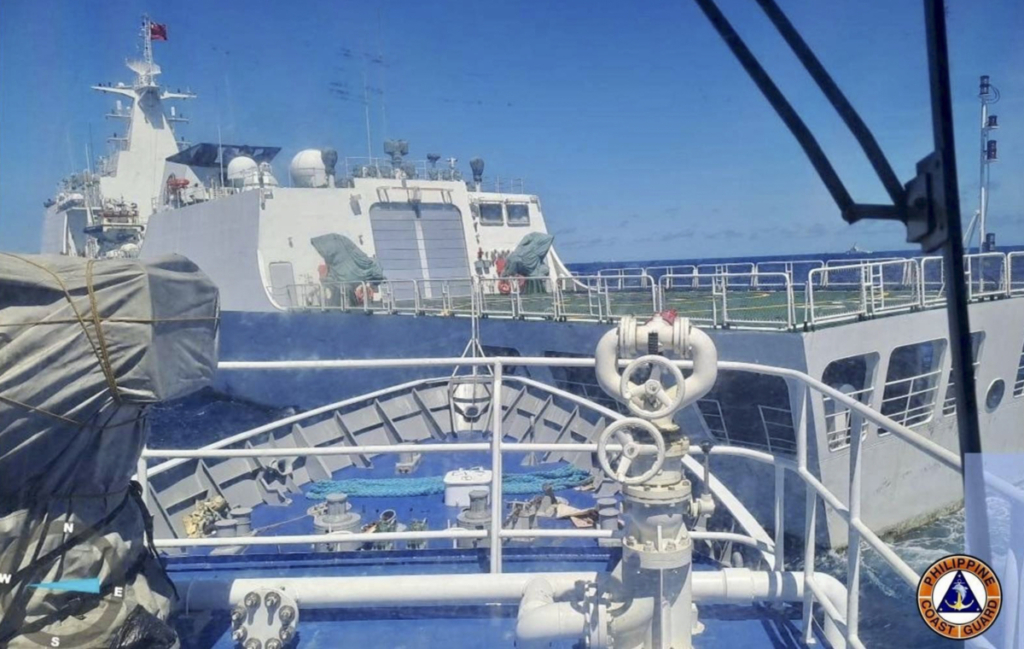 Một tàu Hải cảnh Trung Quốc (phía trước) dường như chặn đường của một tàu Tuần duyên Cảnh Philippines gần Bãi Cỏ Mây (Bãi cạn Second Thomas) do Philippines chiếm đóng, ở Biển Đông, hôm 05/08/2023, trong một nhiệm vụ tiếp tế. (Ảnh: Lực lượng Tuần duyên Philippines qua AP)