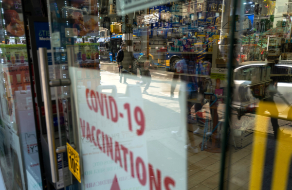 Một hiệu thuốc quảng cáo vaccine COVID-19 trên cửa kính ở quận Queens của Thành phố New York, hôm 11/05/2023. (Ảnh: Spencer Platt/Getty Images)