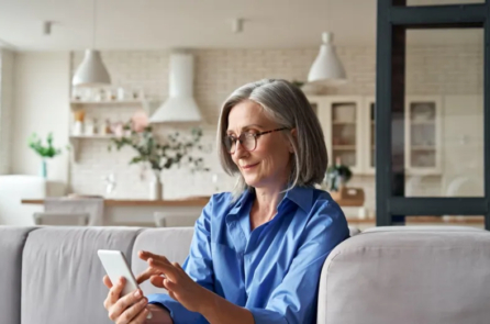 8 bài tập ngăn ngừa gù lưng và hại mắt do dùng điện thoại