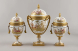 Bộ Ba Chiếc Bình Có Nắp, do Xưởng Gốm sứ Sèvres chế tác năm 1775-1776. Đồ sứ cứng (hard paste porcelain) với khung bằng đồng mạ vàng. Bảo tàng Quốc gia của Cung điện Versailles và Trianon. (Ảnh: Đăng dưới sự cho phép của Bảo tàng J.P Getty)