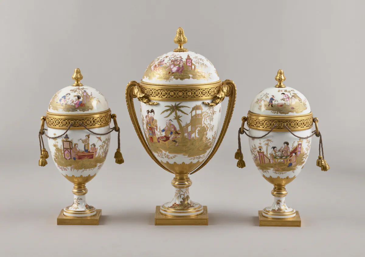 Bộ Ba Chiếc Bình Có Nắp, do Xưởng Gốm sứ Sèvres chế tác năm 1775-1776. Đồ sứ cứng (hard paste porcelain) với khung bằng đồng mạ vàng. Bảo tàng Quốc gia của Cung điện Versailles và Trianon. (Ảnh: Đăng dưới sự cho phép của Bảo tàng J.P Getty)