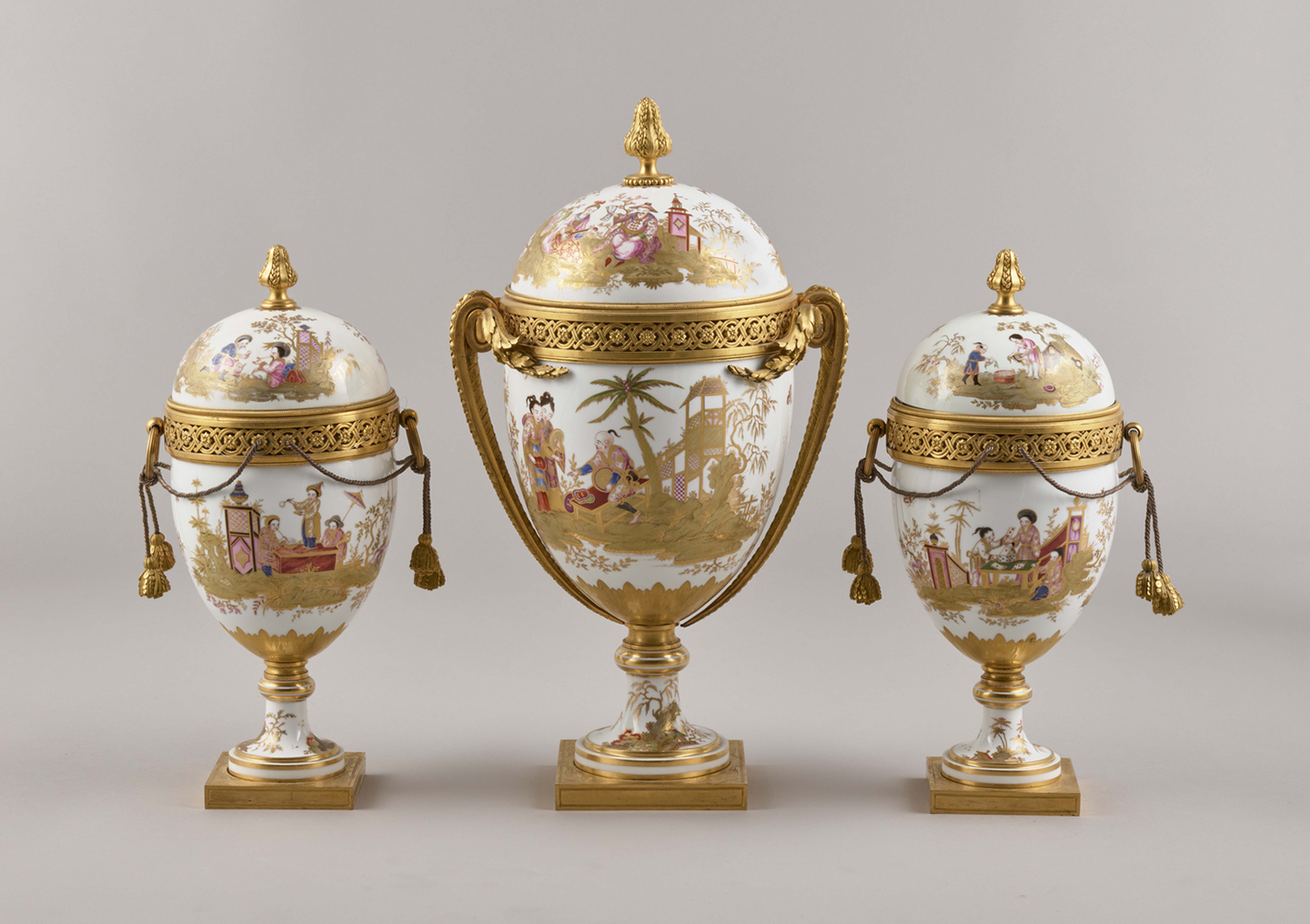 Bộ Ba Chiếc Bình Có Nắp, do Xưởng Gốm sứ Sèvres chế tác năm 1775-1776. Sứ cứng với khung bằng đồng mạ vàng. Bảo tàng Quốc gia của Cung điện Versailles và Trianon. (Ảnh: Đăng dưới sự cho phép của Bảo tàng J.P Getty)