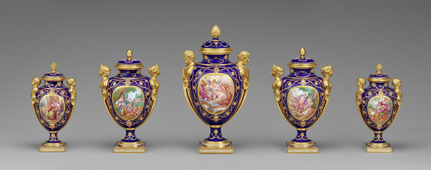 “Five Lidded Vases” (Năm Chiếc Bình Có Nắp) do Xưởng Gốm sứ Sèvres chế tác năm 1781. Gốm sứ xốp (soft paste porcelain). Ba chiếc bình ở giữa đến từ Bảo tàng J. Paul Getty, Los Angeles, và hai chiếc bình ngoài cùng đến từ Bảo tàng Walters Art Museum, Baltimore. (Ảnh: Đăng dưới sự cho phép của Bảo tàng J. Paul Getty)