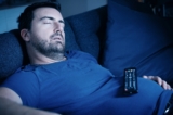 Tại sao chúng ta thường dễ ngủ quên trên ghế sofa? (Ảnh: tommaso79/Shutterstock)