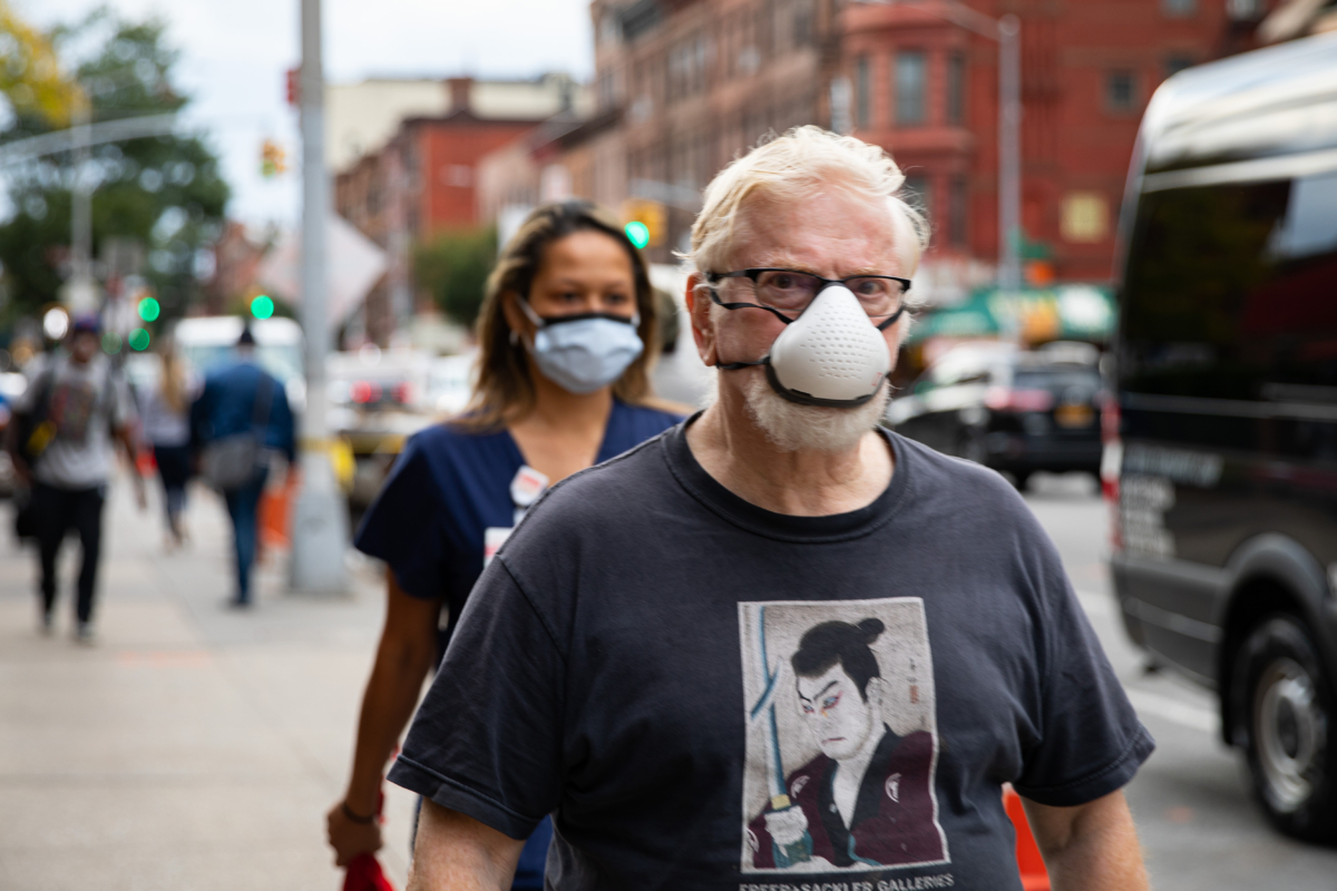 Người dân đeo khẩu trang bảo vệ đi bộ trên đường phố ở Brooklyn, New York, vào ngày 07/10/2020. (Ảnh: Chung I Ho/The Epoch Times)
