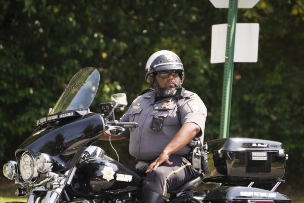 Cảnh sát trưởng Patrick Labat, lái một chiếc xe máy, tuần tra lối vào Nhà tù Quận Fulton ở Atlanta, Georgia, hôm 23/08/2023. (Ảnh: Madalina Vasiliu/The Epoch Times)
