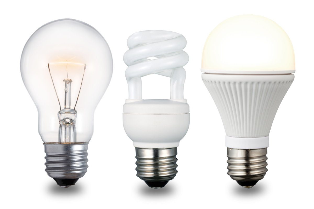 Bóng đèn sợi đốt (trái), bóng đèn huỳnh quang (giữa) và bóng đèn LED. (Ảnh: sumire8/Shutterstock)