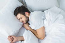 Các nghiên cứu cho thấy giấc ngủ chất lượng có thể mang lại nhiều tác dụng tích cực, như giảm mệt mỏi và tăng cảm giác thư thái. (Ảnh: LightField Studios/Shutterstock)