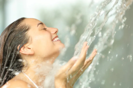 Tắm nước lạnh có thể tăng sức đề kháng, cải thiện trao đổi chất và thậm chí giúp bạn hạnh phúc hơn