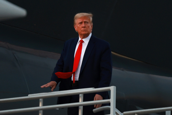Cựu Tổng thống Donald Trump lên chiếc phi cơ riêng của mình, còn được gọi là Trump Force One, khi ông rời Phi trường Quốc tế Atlanta Hartsfield-Jackson sau khi hoàn tất thủ tục câu lưu tại nhà tù Quận Fulton ở Atlanta, Georgia, hôm 24/08/2023. (Ảnh: Joe Raedle/Getty Images)
