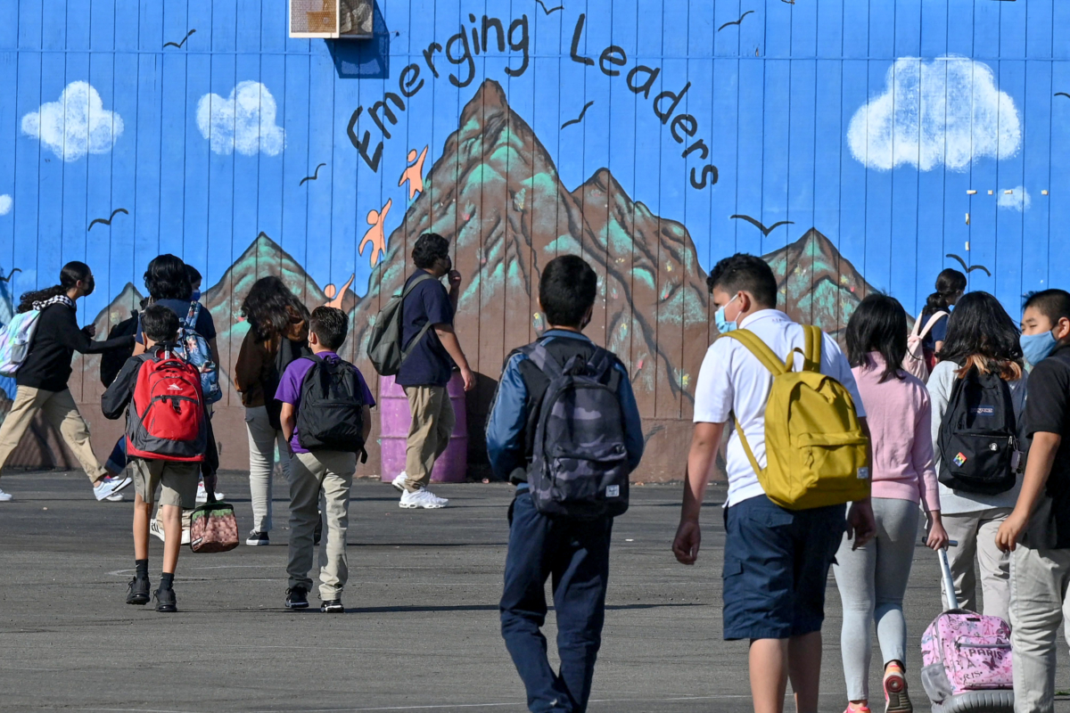 Học sinh đi bộ đến lớp học của mình tại một trường trung học cơ sở ở Los Angeles vào ngày 10/09/2021. (Ảnh: Robyn Beck/AFP qua Getty Images)