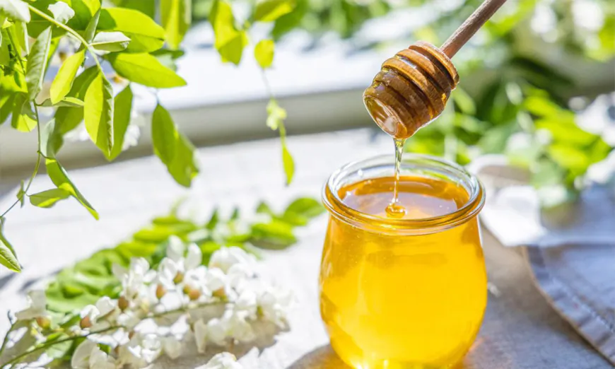 Những lợi ích sức khỏe kỳ diệu của mật ong như đặc tính chống viêm và chống lão hóa. (Ảnh: Victoria Kondysenko/Shutterstock)