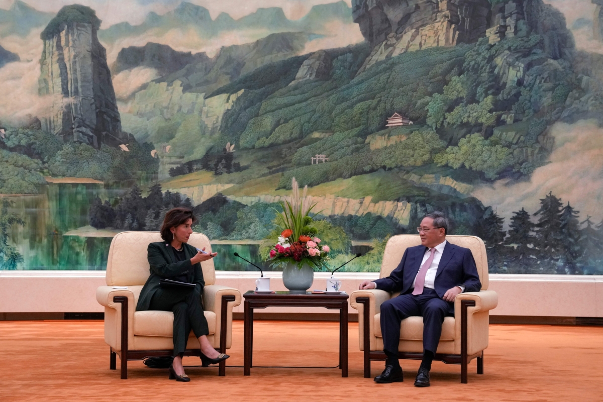 Thủ tướng Trung Quốc Lý Cường (phải) nói chuyện với Bộ trưởng Thương mại Hoa Kỳ Gina Raimondo trong cuộc họp tại Bắc Kinh hôm 29/08/2023. (Ảnh: Andy Wong/Pool/AFP qua Getty Images)
