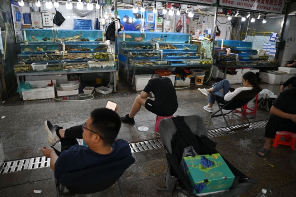 Những người bán hàng chờ khách tại chợ cá bán sỉ ở Bắc Kinh hôm 24/08/2023. Hôm 24/08, Trung Quốc đã cấm nhập cảng tất cả hải sản của Nhật Bản vì điều mà họ cho là việc xả nước thải “đầy ích kỷ” từ nhà máy hạt nhân Fukushima đã bị hư hỏng. (Ảnh: Greg Baker/AFP qua Getty Images)