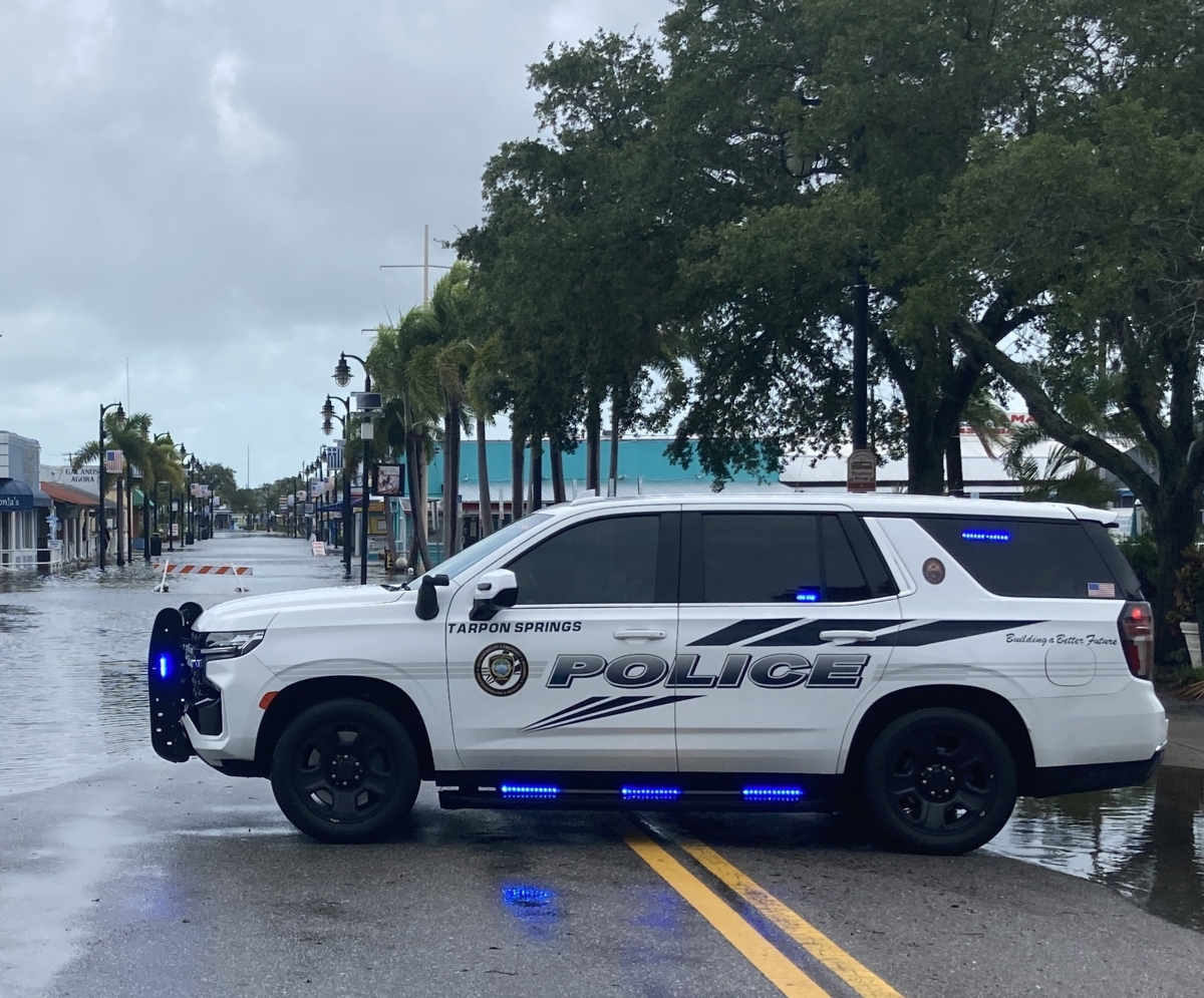 Một xe cảnh sát ở Tarpon Springs, Florida, chặn các tài xế xe hơi đi từ đại lộ Dodecanese đến chợ bọt biển Sponge Docks Exchange hôm 30/08, 2 giờ 23 phút sau khi bão Idalia đi qua ở khoảng cách 125 dặm ngoài khơi bờ biển vào đêm hôm trước, gây ra một đợt triều cường làm ngập lụt phần lớn khu vực. (Ảnh: John Haughey/The Epoch Times)