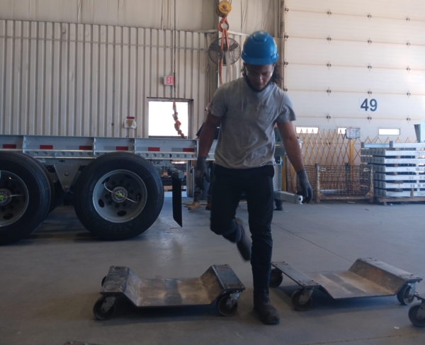 Một công nhân trên dây chuyền sản xuất khung gầm tại Stoughton Trailers ở Stoughton, Wisconsin, hôm 30/08/2023. (Ảnh: Nathan Worcester/The Epoch Times)