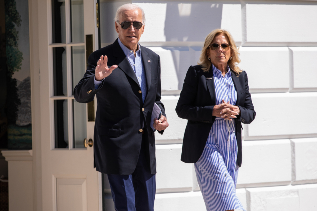 Tổng thống Hoa Kỳ Joe Biden và Đệ nhất Phu nhân Jill Biden rời Tòa Bạch Ốc ở Hoa Thịnh Đốn trên đường đến Florida, hôm 02/09/2023. (Ảnh: Anna Rose Layden/Getty Images)