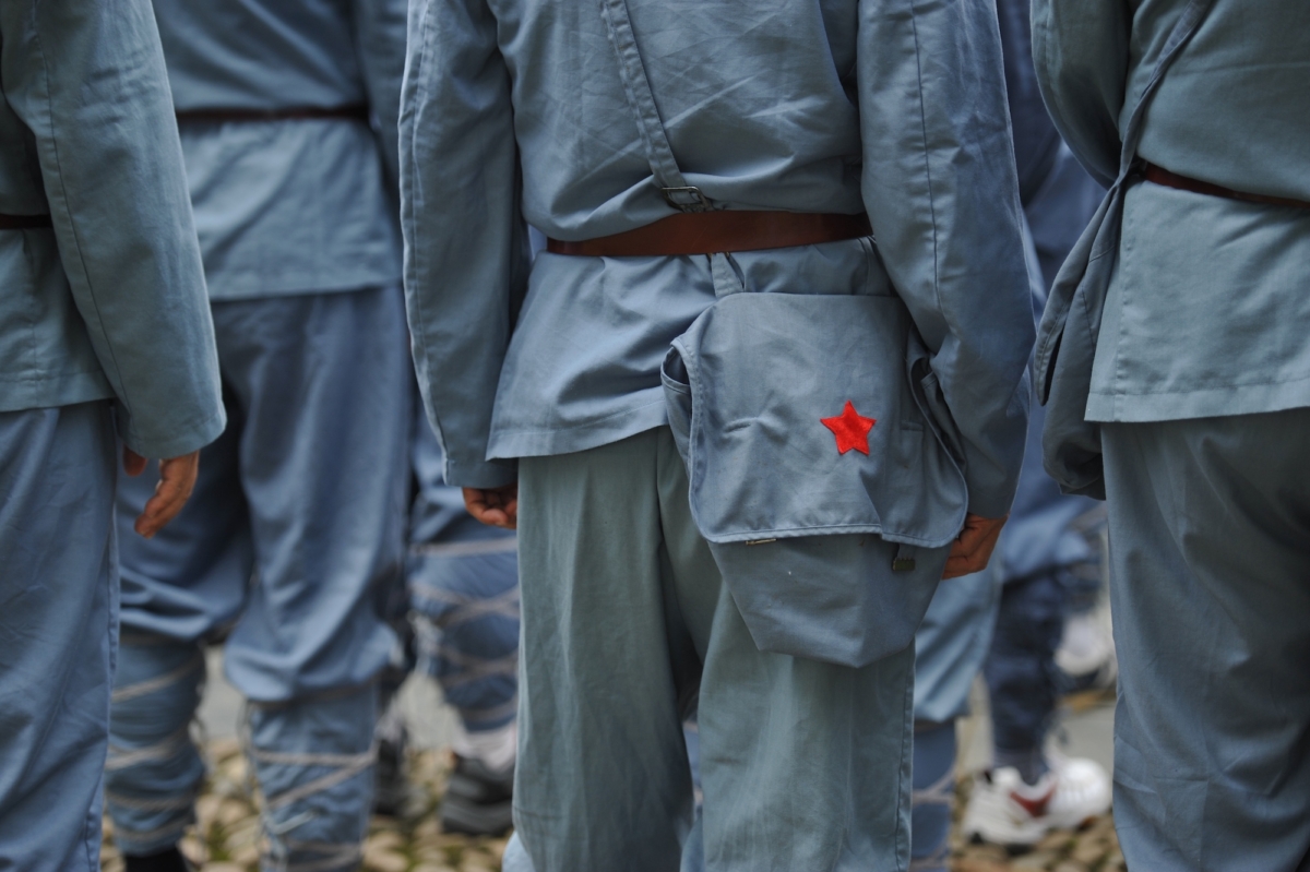 Du khách mặc đồng phục Hồng quân tham gia chuyến tham quan ở Tỉnh Cương Sơn, tại miền trung Trung Quốc, vào ngày 21/09/2012. (Ảnh: Peter Parks/AFP/Getty Images)