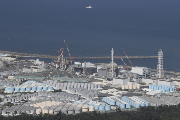 Bức ảnh chụp từ trên không này cho thấy các bể chứa được sử dụng để chứa nước đã qua xử lý tại Nhà máy Điện Hạt nhân Fukushima Daiichi của TEPCO ở Okuma, quận Fukushima, hôm 24/08/2023. (Ảnh: STR/Jiji Press/AFP qua Getty Images)