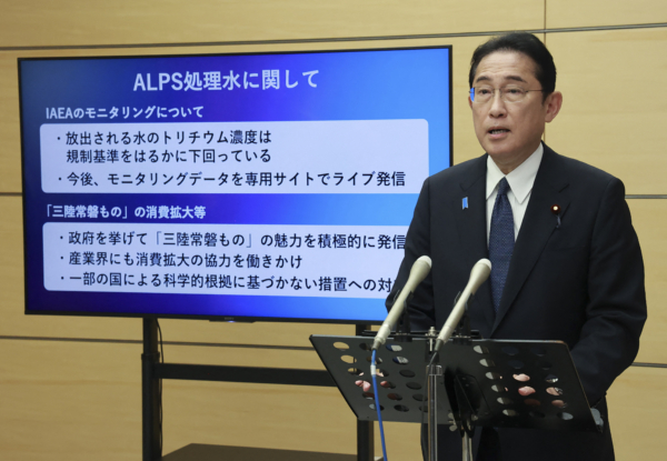 Thủ tướng Nhật Bản Fumio Kishida nói chuyện với các phóng viên về nước được xử lý ALPS từ Nhà máy điện hạt nhân Fukushima Daiichi tại văn phòng thủ tướng ở Tokyo, hôm 24/08/2023. (Ảnh: STR/JIJI Press/AFP qua Getty Images)
