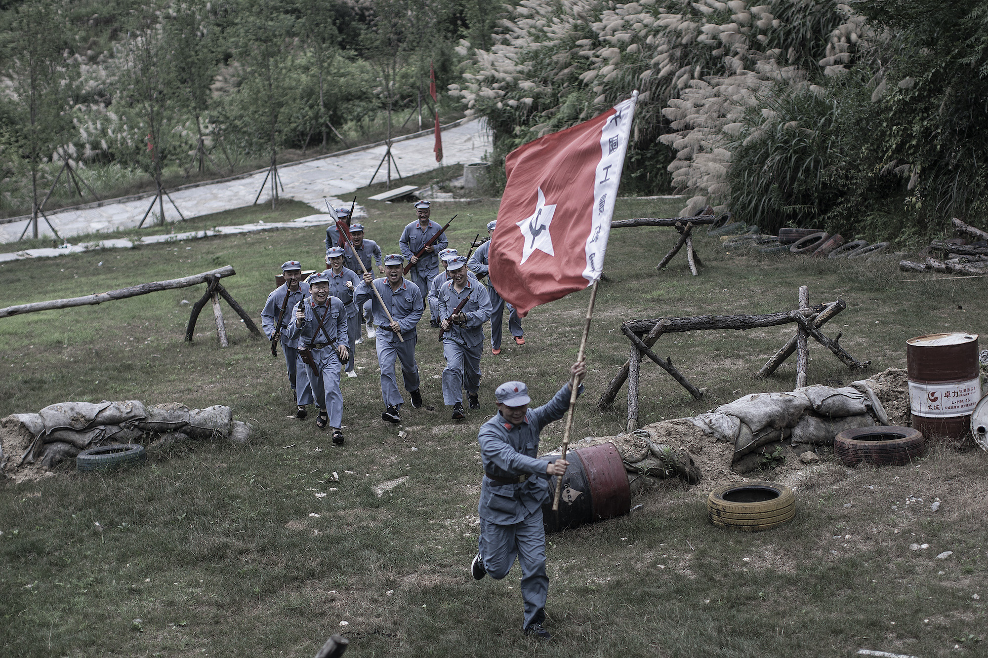 Những người mặc quân phục Hồng quân tham gia một cảnh tái hiện tại Công viên Trải nghiệm Tinh thần Trường Chinh ở Anh Sơn (Yingshan), Hoàng Cương, tỉnh Hồ Bắc, Trung Quốc, vào ngày 26/06/2021. (Ảnh: Getty Images)