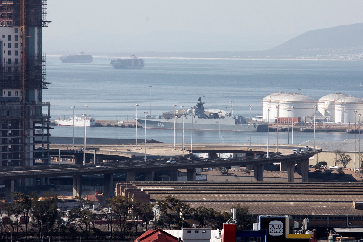 Toàn cảnh khinh hạm quân sự Nga ‘Đô đốc Gorshkov’ cập cảng Cape Town hôm 13/02/2023 trước thềm cuộc tập trận hàng hải chung kéo dài 10 ngày được tổ chức cùng với Nam Phi và Trung Quốc. (Ảnh: AFP qua Getty Images)