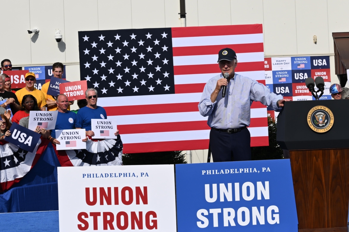 Tổng thống Joe Biden nói chuyện trước các nhân viên nghiệp đoàn tại Sheet Metal Workers Local 19 ở Philadelphia, Pennsylvania, hôm 04/09/2023. (Ảnh: Mark Makela/Getty Images)