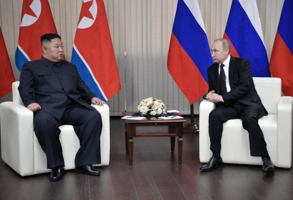 Tổng thống Nga Vladimir Putin (phải) gặp nhà lãnh đạo Bắc Hàn Kim Jong Un (trái) tại khuôn viên Đại học Liên bang Viễn Đông ở cảng Vladivostok của Nga vào ngày 25/04/2019. (Ảnh: Alexey Nikolsky/Sputnik/AFP qua Getty Images)